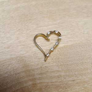 Elegant Gold Heart Pendant with Diamonds